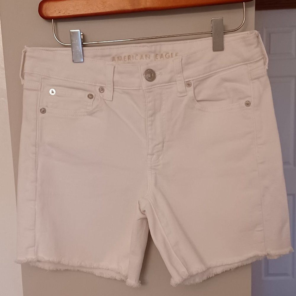 American Eagle Outfitters White Denim Super Stretch Shorts.Size 6.